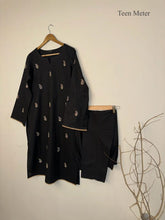 Black 2pc Emb Lawn